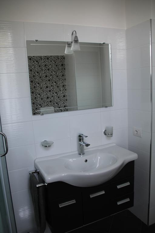 La Ciliegia Bianca Bed & Breakfast Belgirate Ruang foto